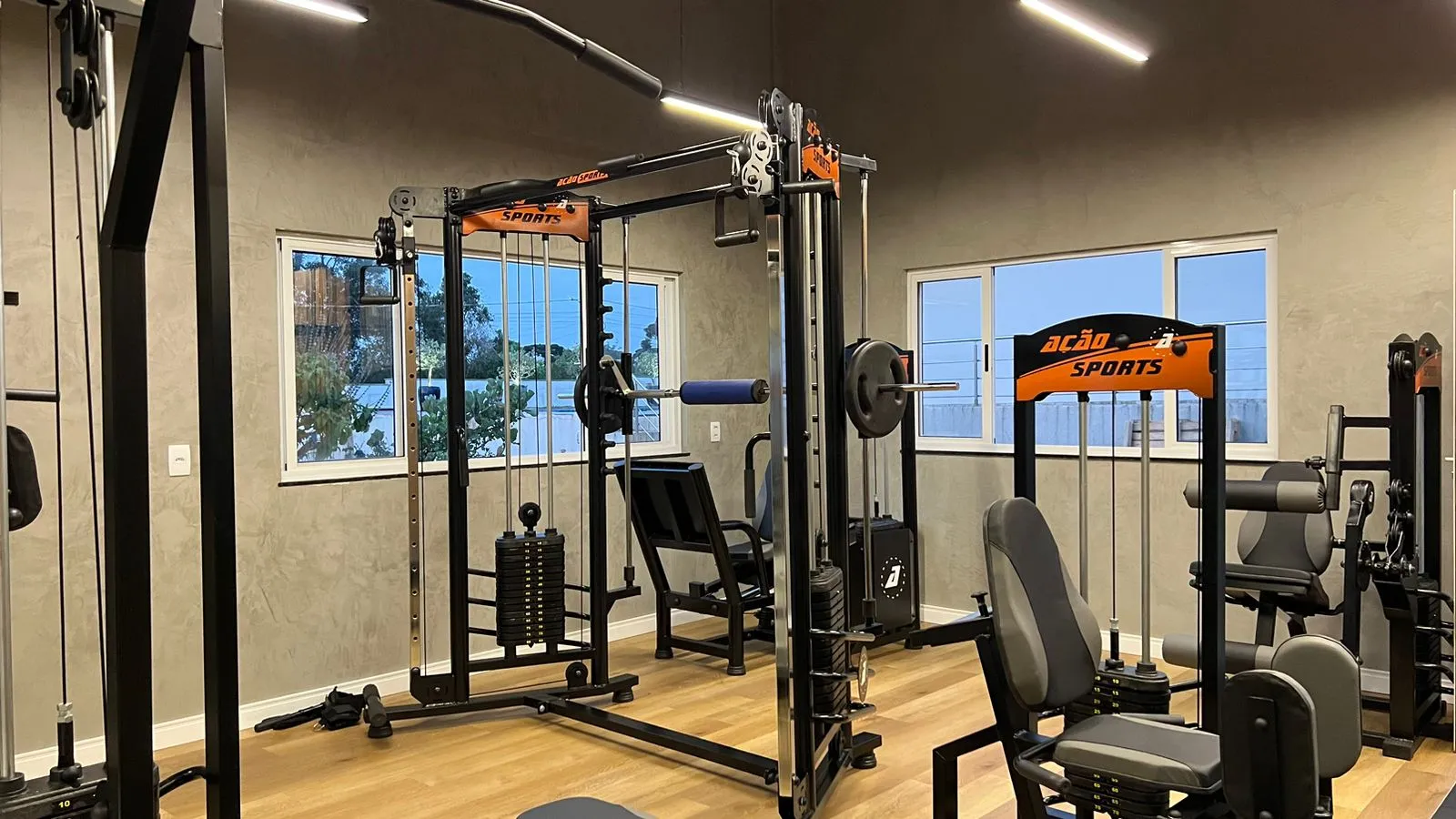Academia moderna equipada com equipamentos Ação Sports - Qualidade e durabilidade